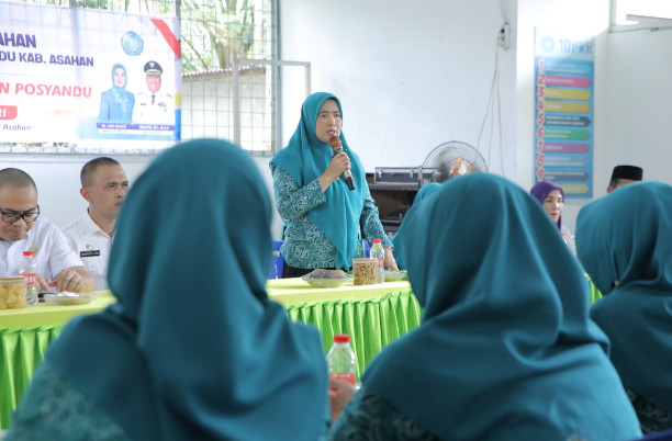 Tim Pembina Posyandu Asahan saat meninjau kegiatan kader di desa dalam persiapan lomba tingkat Provinsi Sumatera Utara