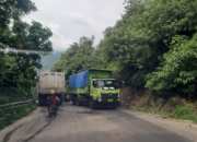 Truk batu bara melintas di jalur Teluk Sirih menuju kawasan wisata Mandeh yang berpotensi membahayakan pengguna jalan
