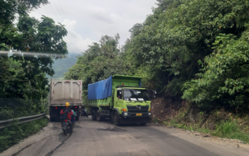 Truk batu bara melintas di jalur Teluk Sirih menuju kawasan wisata Mandeh yang berpotensi membahayakan pengguna jalan