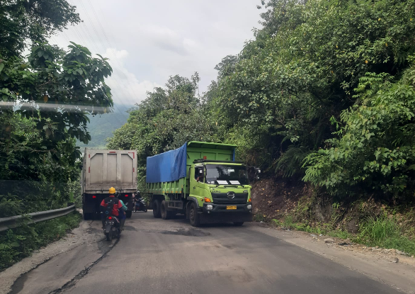 Truk batu bara melintas di jalur Teluk Sirih menuju kawasan wisata Mandeh yang berpotensi membahayakan pengguna jalan