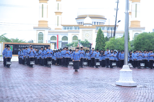 Rianto memimpin Upacara HKN Asahan di halaman kantor bupati