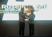 Vasko Ruseimy menerima penghargaan Parlemen Jurnalis Awards 2026 di Jakarta