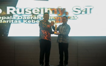 Vasko Ruseimy menerima penghargaan Parlemen Jurnalis Awards 2026 di Jakarta