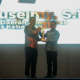 Vasko Ruseimy menerima penghargaan Parlemen Jurnalis Awards 2026 di Jakarta