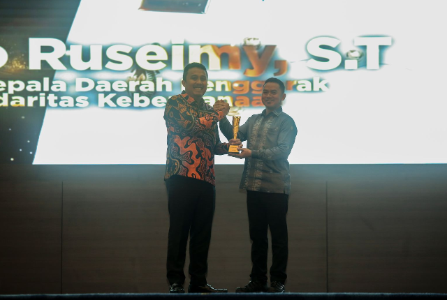 Vasko Ruseimy menerima penghargaan Parlemen Jurnalis Awards 2026 di Jakarta