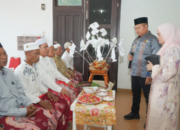 Rianto bersama istri mengupah-upah calon jamaah haji di Asahan