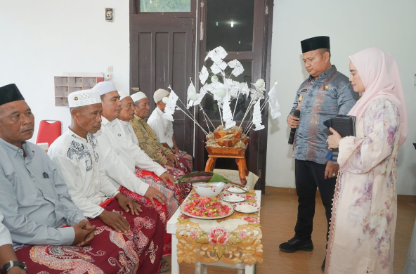 Rianto bersama istri mengupah-upah calon jamaah haji di Asahan