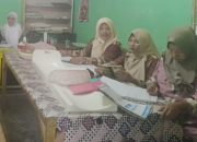 Bidan Desa Vivi Afrileni memberikan pelayanan kesehatan kepada ibu hamil dan balita di Posyandu Punggasan Timur