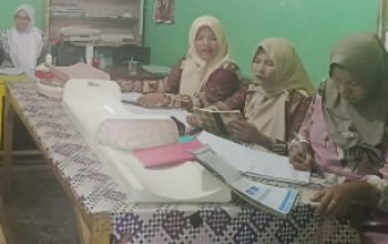 Bidan Desa Vivi Afrileni memberikan pelayanan kesehatan kepada ibu hamil dan balita di Posyandu Punggasan Timur