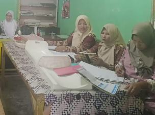 Bidan Desa Vivi Afrileni memberikan pelayanan kesehatan kepada ibu hamil dan balita di Posyandu Punggasan Timur