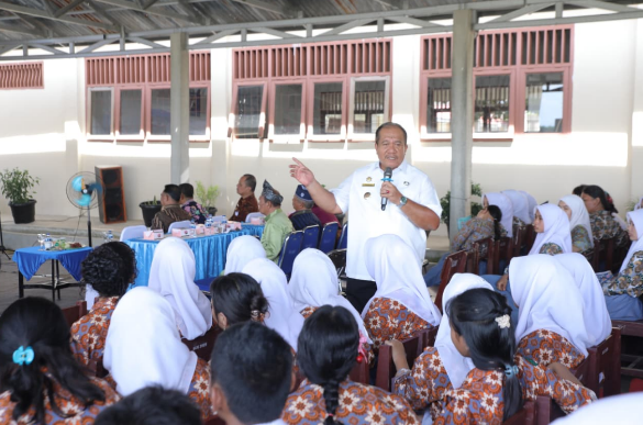 Bupati Asahan Taufik Zainal Abidin Siregar saat memberikan motivasi kepada pelajar SMAN 1 Meranti