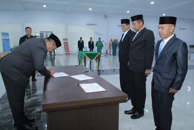 Bupati Asahan Taufik Zainal Abidin melantik enam pejabat baru di Aula Melati Kabupaten Asahan
