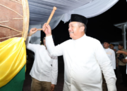 Bupati Asahan Taufik Zainal Abidin memukul beduk sebelum melepas pawai malam takbiran Iduladha di Kota Kisaran.