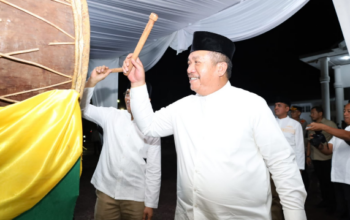 Bupati Asahan Taufik Zainal Abidin memukul beduk sebelum melepas pawai malam takbiran Iduladha di Kota Kisaran.