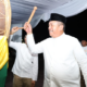 Bupati Asahan Taufik Zainal Abidin memukul beduk sebelum melepas pawai malam takbiran Iduladha di Kota Kisaran.