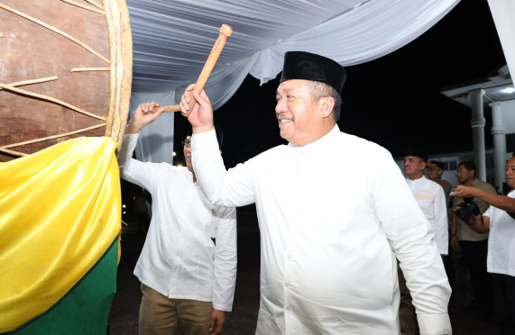 Bupati Asahan Taufik Zainal Abidin memukul beduk sebelum melepas pawai malam takbiran Iduladha di Kota Kisaran.