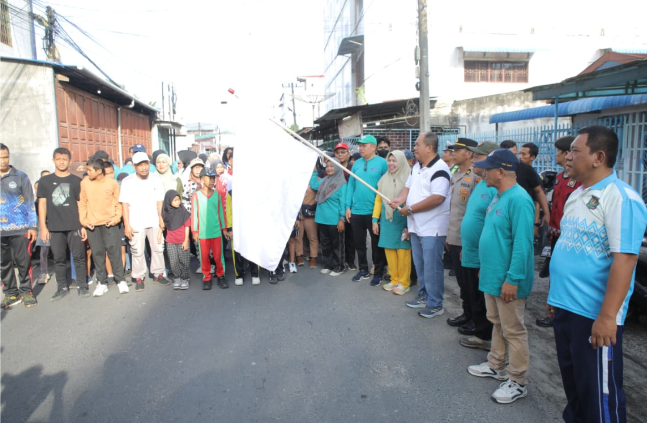 Bupati Asahan Taufik Zainal Abidin melepas peserta gerak jalan santai May Day 2026 di Kisaran