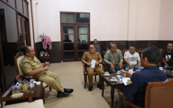 Bupati Asahan Taufik Zainal Abidin Siregar menerima audiensi pengurus Forwaka Kabupaten Asahan di ruang kerja bupati