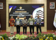 Bupati Asahan Taufik Zainal Abidin dan Ketua DPRD Asahan menunjukkan LHP LKPD Tahun 2025 usai menerima opini WTP dari BPK RI.