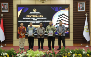 Bupati Asahan Taufik Zainal Abidin dan Ketua DPRD Asahan menunjukkan LHP LKPD Tahun 2025 usai menerima opini WTP dari BPK RI.
