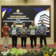 Bupati Asahan Taufik Zainal Abidin dan Ketua DPRD Asahan menunjukkan LHP LKPD Tahun 2025 usai menerima opini WTP dari BPK RI.