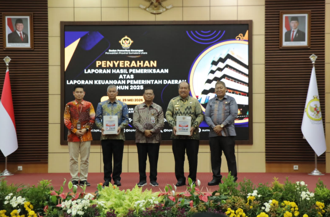 Bupati Asahan Taufik Zainal Abidin dan Ketua DPRD Asahan menunjukkan LHP LKPD Tahun 2025 usai menerima opini WTP dari BPK RI.