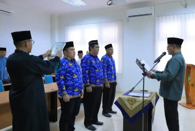 Bupati Pasaman Welly Suhery melantik 120 pejabat di Aula Kantor Bupati Pasaman