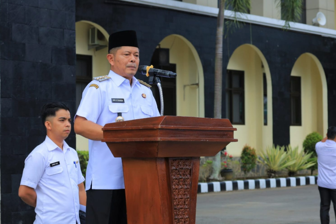 Bupati Pasaman Welly Suhery memimpin apel perdana ASN di Halaman Kantor Bupati Pasaman
