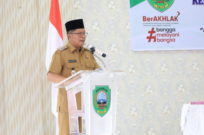 Bupati Pasaman Welly Suhery meninjau stok beras di Pergudangan Bulog Batuang Baririk