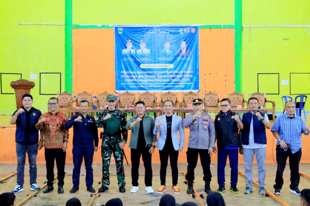 Bupati Pasaman Welly Suhery bersama Salamat Simamora pada kegiatan deteksi bakat olahraga di Pasaman