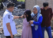 Korban Kebakaran Pasaman Haru, Genggam Tangan Bupati Welly Saat Terima Bantuan