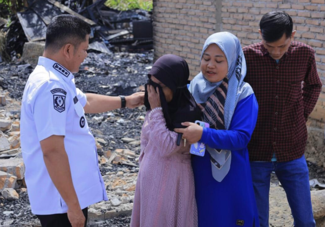 Bupati Pasaman Welly Suhery mengunjungi korban kebakaran di Duo Koto