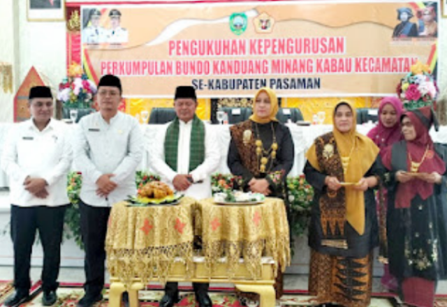 Bupati Pasaman Welly Suhery saat menghadiri pengukuhan pengurus Bundo Kanduang Kecamatan se-Kabupaten Pasaman periode 2026–2030