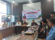 Kajari Barito Utara R Firmansyah bersama insan pers dalam kegiatan coffee morning di Aula Kejaksaan Negeri Muara Teweh