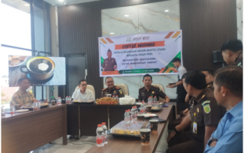 Kajari Barito Utara R Firmansyah bersama insan pers dalam kegiatan coffee morning di Aula Kejaksaan Negeri Muara Teweh