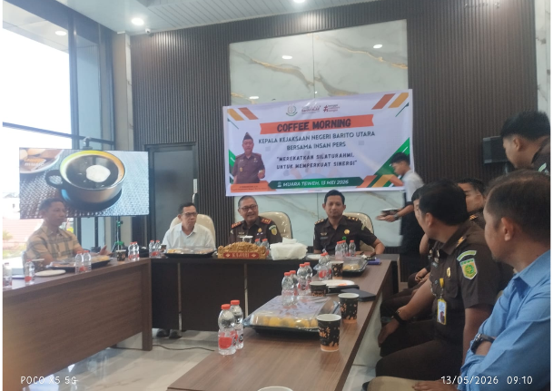 Kajari Barito Utara R Firmansyah bersama insan pers dalam kegiatan coffee morning di Aula Kejaksaan Negeri Muara Teweh