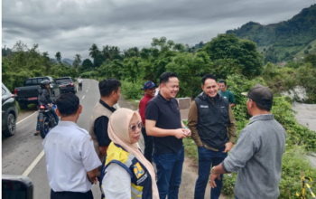 Anggota DPRD Sumbar Doni Harsiva Yandra meninjau lokasi pembangunan tanggul Batang Surantih di Pesisir Selatan
