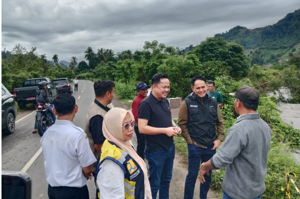 Anggota DPRD Sumbar Doni Harsiva Yandra meninjau lokasi pembangunan tanggul Batang Surantih di Pesisir Selatan