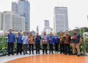 Foto bersama pejabat Kemnaker dan Transjakarta usai penandatanganan kerja sama