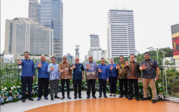 Foto bersama pejabat Kemnaker dan Transjakarta usai penandatanganan kerja sama