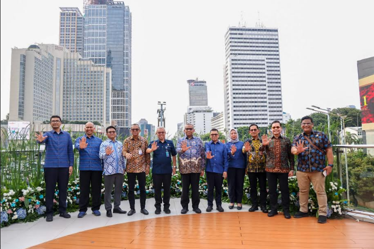 Foto bersama pejabat Kemnaker dan Transjakarta usai penandatanganan kerja sama