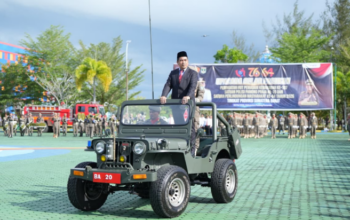 Asisten Pemerintahan Setdaprov Sumbar Ahmad Zakri memimpin gelar pasukan HUT Satpol PP dan Damkar di Padang Pariaman