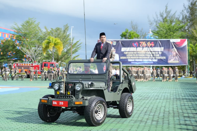 Asisten Pemerintahan Setdaprov Sumbar Ahmad Zakri memimpin gelar pasukan HUT Satpol PP dan Damkar di Padang Pariaman