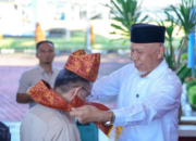 Gubernur Sumbar Mahyeldi Ansharullah menyambut Menteri Ketenagakerjaan RI Yassierli di Bandara Internasional Minangkabau.