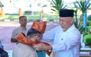 Gubernur Sumbar Mahyeldi Ansharullah menyambut Menteri Ketenagakerjaan RI Yassierli di Bandara Internasional Minangkabau.