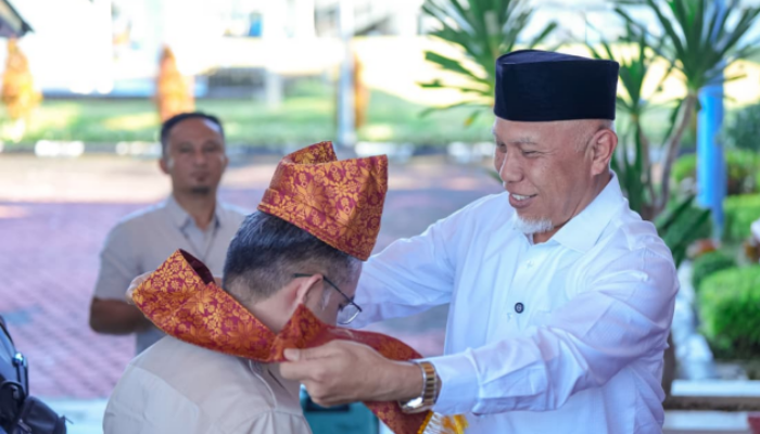 Gubernur Mahyeldi Sambut Kedatangan Menaker RI Yassierli di Bandara Internasional Minangkabau