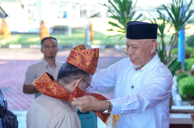 Gubernur Sumbar Mahyeldi Ansharullah menyambut Menteri Ketenagakerjaan RI Yassierli di Bandara Internasional Minangkabau.