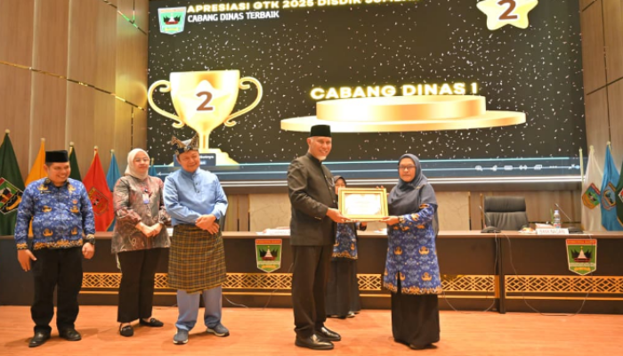 Hardiknas 2026, Gubernur Sumbar Anugerahkan Penghargaan kepada 109 Guru dan Tenaga Kependidikan