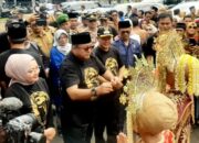 Wagub DKI Jakarta Rano Karno Mudik ke Pasaman, Masyarakat Sudah Sejak Pagi Menunggu di Tugu Equator Bonjol