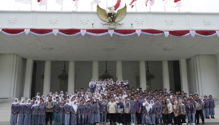 Momen Hangat Siswa Jawa Barat Bertemu Prabowo di Istana: Saranghae Rakyatmu Mencintaimu